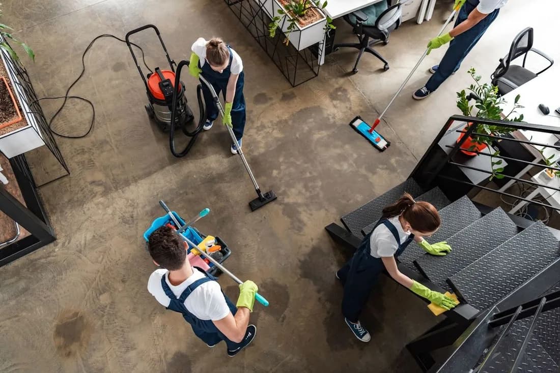 Städteam rengör ett kontor sett ovanifrån
