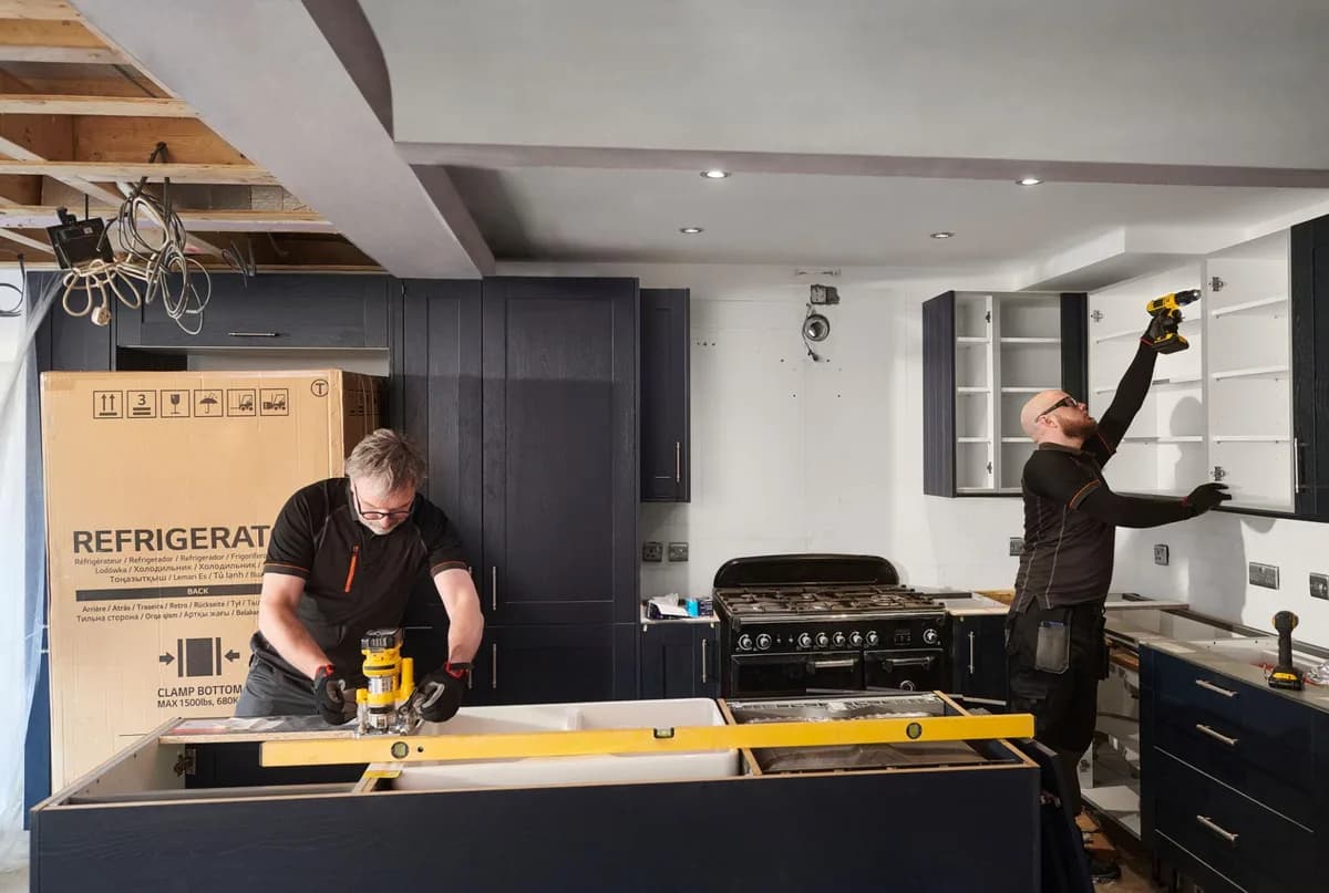 Hantverkare monterar köksinredning under en totalrenovering