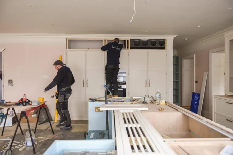 Hantverkare river och bygger om ett kök under en totalrenovering