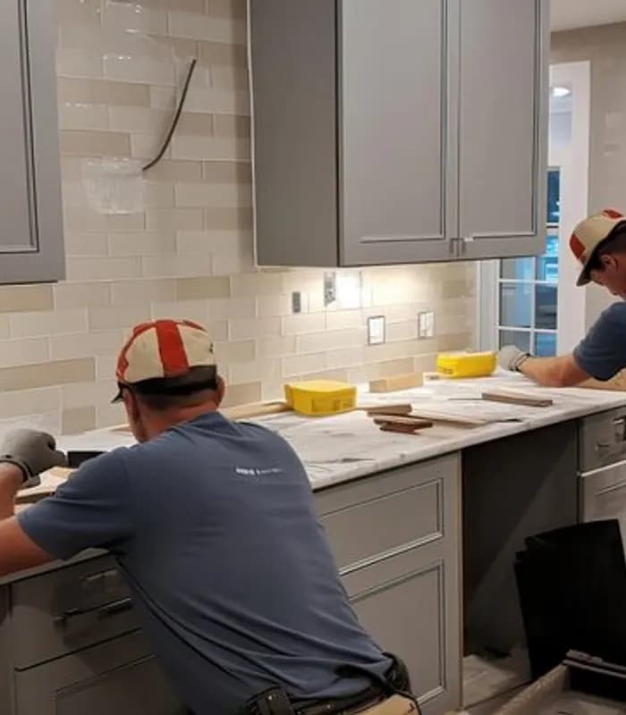Hantverkare monterar köksbänk vid köksrenovering