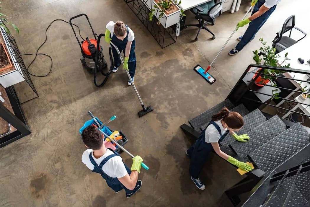 Städteam rengör ett kontor sett ovanifrån