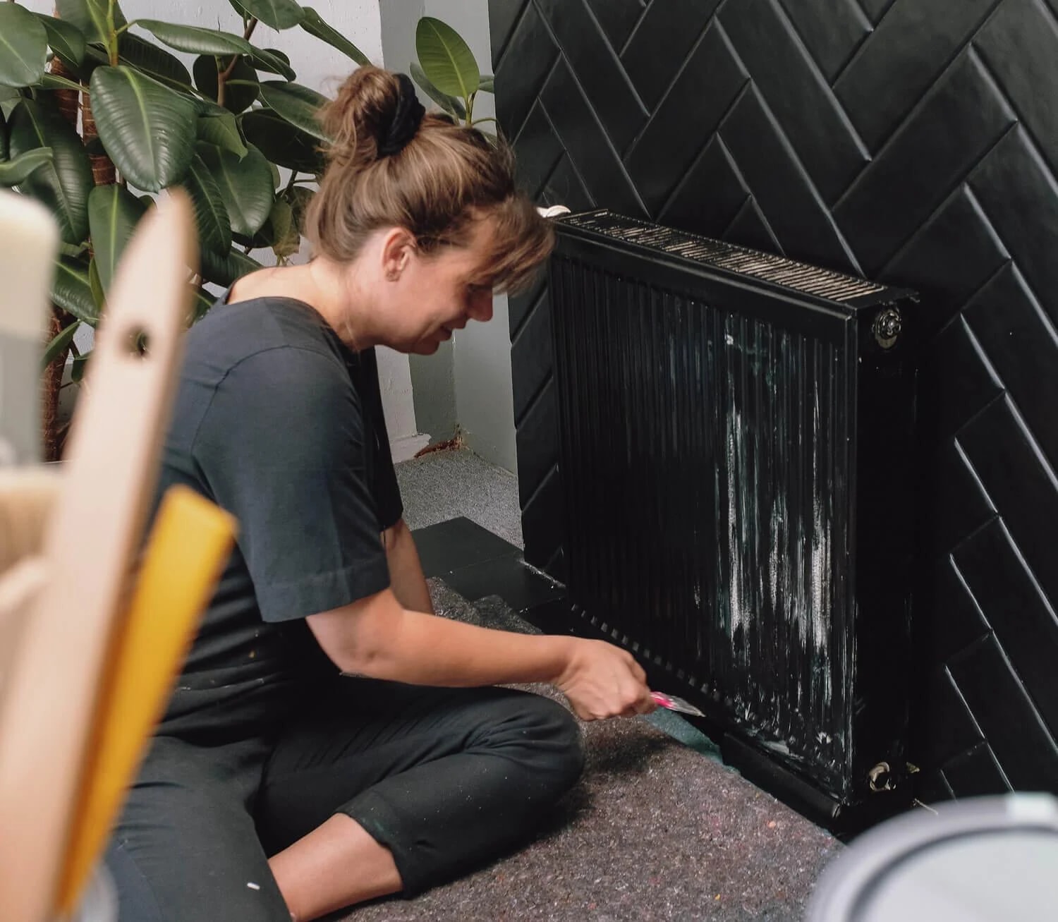 Målare målar ett element svart i en bostad